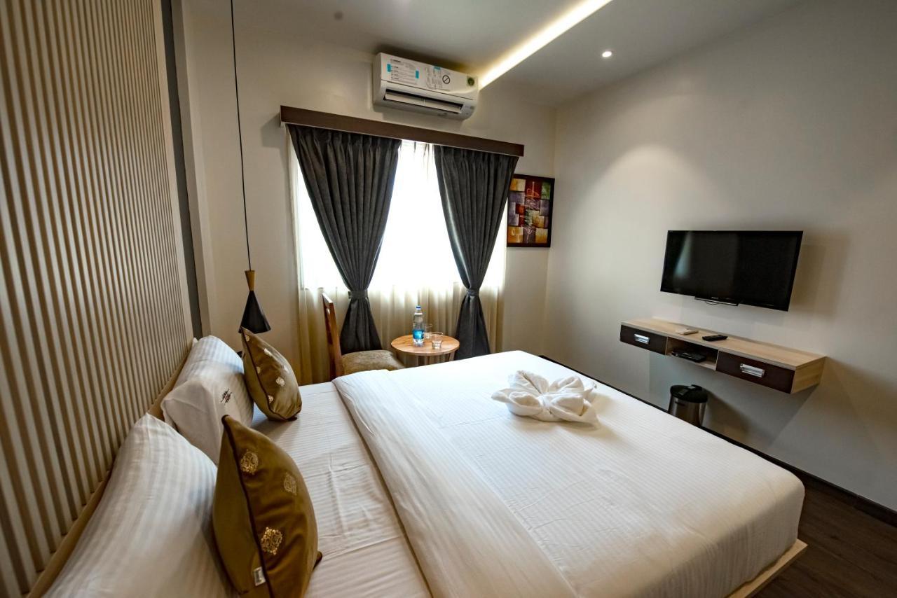The Royal Palace Hotel 400703 นาวีมุมไบ ภายนอก รูปภาพ