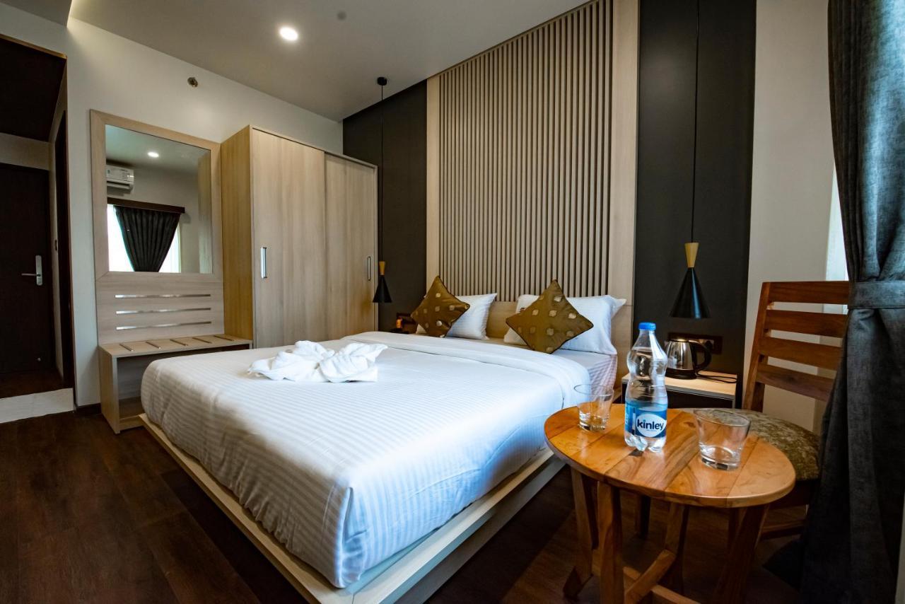 The Royal Palace Hotel 400703 นาวีมุมไบ ภายนอก รูปภาพ