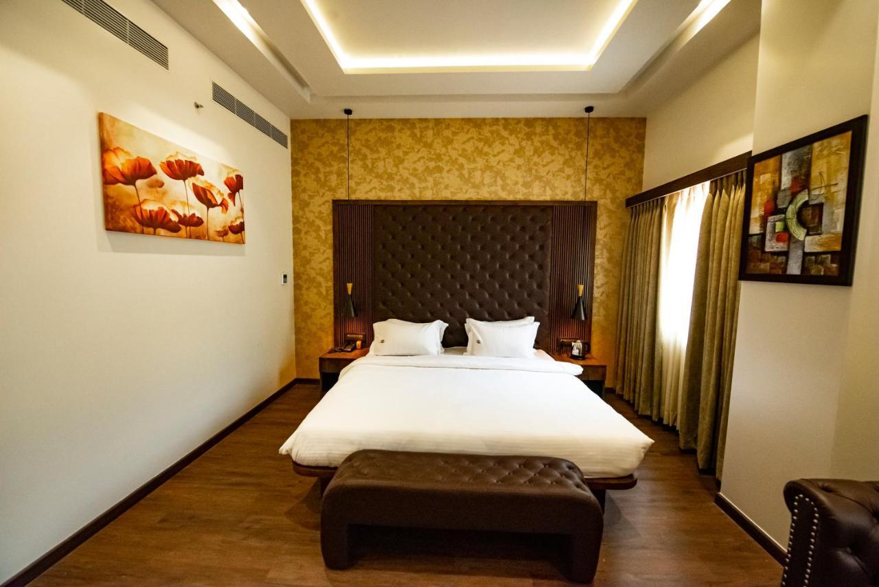 The Royal Palace Hotel 400703 นาวีมุมไบ ภายนอก รูปภาพ