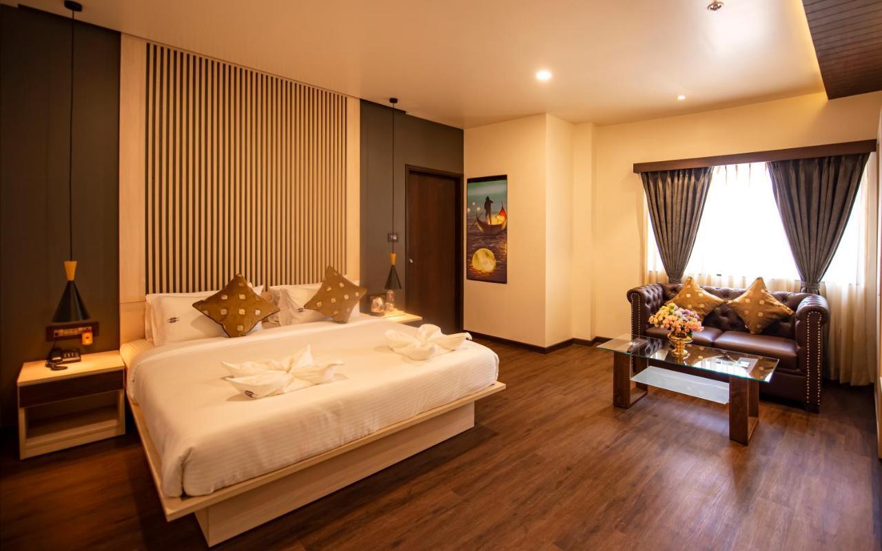 The Royal Palace Hotel 400703 นาวีมุมไบ ภายนอก รูปภาพ