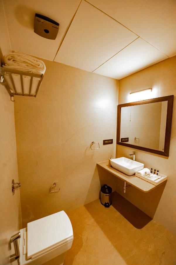The Royal Palace Hotel 400703 นาวีมุมไบ ภายนอก รูปภาพ
